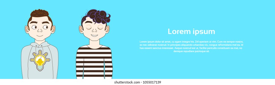 Zwei junge Männer in beigefarbenen Kleidern auf blauem Hintergrund mit horizontalem Kopienraum-Banner