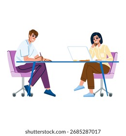 Dois jovens funcionários de escritório estão sentados em uma mesa, colaborando em um projeto, com um usando um laptop e o outro tomando notas, demonstrando trabalho em equipe e práticas modernas de escritório