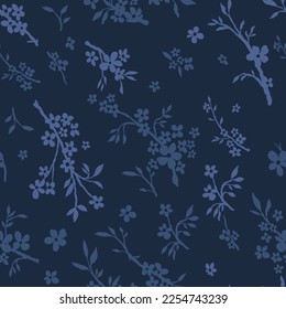Patrón floral de dos tonos con ramitas. Flores azules en un fondo azul oscuro.