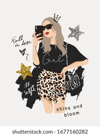 eslogan de tipografía con chica con gafas de sol tomando selfie y estrellas brillantes ilustración