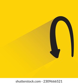 u girar flecha con sombra sobre fondo amarillo