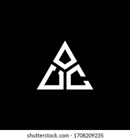 Logotipo de monograma UC con forma de 3 piezas aislada en la plantilla de diseño triangular