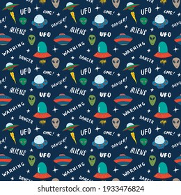 Ufo and aliens Seamless pattern. Cute Doodles space ships sketch. Hand drawn Cartoon Vector illustration.