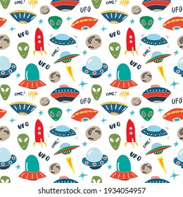 Ufo and aliens Seamless pattern. Cute Doodles space ships sketch. Hand drawn Cartoon Vector illustration.