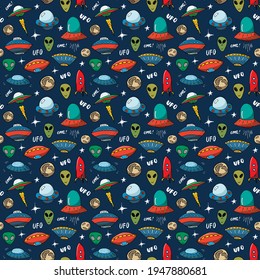 Ufo and aliens Seamless pattern. Cute Doodles space ships sketch. Hand drawn Cartoon Vector illustration.