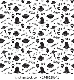 Ufo and aliens Seamless pattern. Cute Doodles space ships sketch. Hand drawn Cartoon Vector illustration.