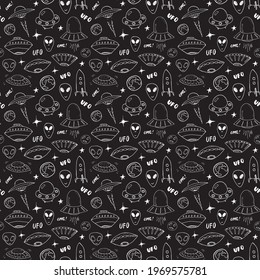 Ufo and aliens Seamless pattern. Cute Doodles space ships sketch. Hand drawn Cartoon Vector illustration.