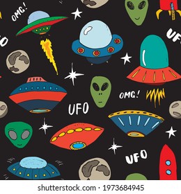 Ufo and aliens Seamless pattern. Cute Doodles space ships sketch. Hand drawn Cartoon Vector illustration.