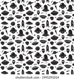 Ufo and aliens Seamless pattern. Cute Doodles space ships sketch. Hand drawn Cartoon Vector illustration.
