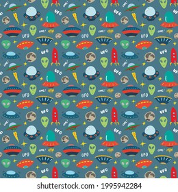 Ufo and aliens Seamless pattern. Cute Doodles space ships sketch. Hand drawn Cartoon Vector illustration.