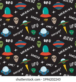 Ufo y extraterrestres Patrón Seamless. Esbozo de barcos espaciales Cute Doodles. Dibujo manual de la ilustración del vector de dibujos animados.