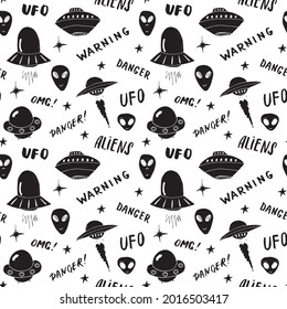 Ufo and aliens Seamless pattern. Cute Doodles space ships sketch. Hand drawn Cartoon Vector illustration.
