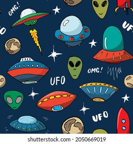 Ufo and aliens Seamless pattern. Cute Doodles space ships sketch. Hand drawn Cartoon Vector illustration.
