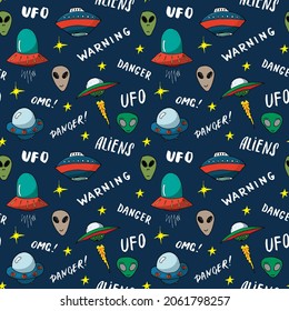 Ufo y extraterrestres Patrón Seamless. Esbozo de barcos espaciales Cute Doodles. Dibujo manual de la ilustración del vector de dibujos animados.