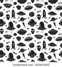 Ufo and aliens Seamless pattern. Cute Doodles space ships sketch. Hand drawn Cartoon Vector illustration.