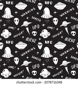 Ufo and aliens Seamless pattern. Cute Doodles space ships sketch. Hand drawn Cartoon Vector illustration.