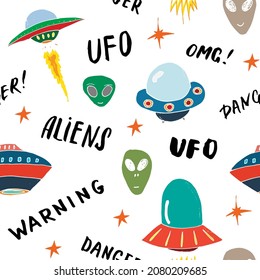Ufo and aliens Seamless pattern. Cute Doodles space ships sketch. Hand drawn Cartoon Vector illustration.