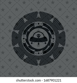 ufo con icono interior alino dentro de placa oscura o emblema