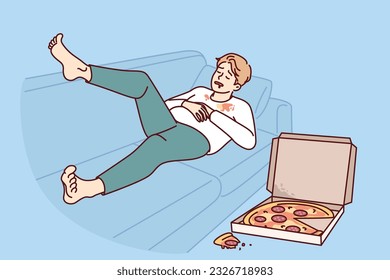 Un hombre fea gordo durmiendo en un sofá cerca de una caja de pizza por un concepto de estilo de vida equivocado que causa obesidad. El tipo que sufre de problemas de obesidad necesita ayuda de nutricionistas y de alimentos dietéticos saludables.