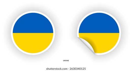 Bandeira adesiva da Ucrânia em forma de círculo e forma de círculo descascada em fundo branco. Ícone da bandeira da Ucrânia em forma circular	
