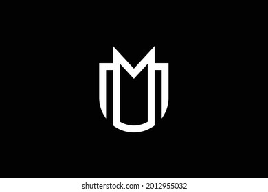 UM Brief Logo Design auf luxuriösem Hintergrund. MU monogram initialisiert Buchstaben Logo Konzept. UM Icon Design. MU elegante und professionelle weiße Buchstaben Symbol auf schwarzem Hintergrund.