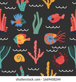 Unter dem Meer nahtlose Muster mit verschiedenen Fischen, Schwämmen und Riffkorallen. Meeresunterwasser-Muster in der Vektorillustration. Perfekt für Sommergrußkarten.Sommer-Vektorillustration Cartoon Postkarten. 