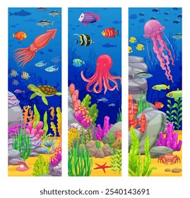 Anuncios de juego de paisaje submarino con animales marinos como peces, pulpos y medusas. Tarjetas de Vertical de Vector o marcadores presentan arrecifes de coral y variedad de vida marina nadando en un mundo oceánico sereno