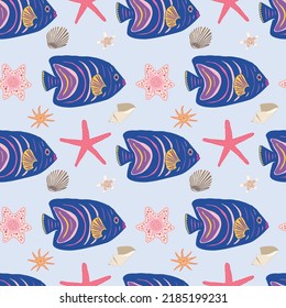 Patrón ininterrumpido del mundo submarino. Peces azules oscuros, estrellas rojas y conchas sobre fondo azul claro. Para tela, papel de embalaje, embalaje, scrapbooking.