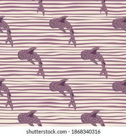 El patrón de garabatos de la vida salvaje subacuática con tiburones ballena caricaturizados morados. Impresión animal con fondo rayado. Perfecto para el diseño de tela, impresión textil, envoltura, cubierta. Ilustración vectorial.
