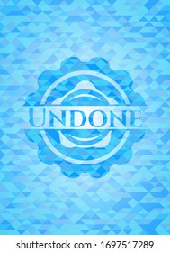 Emblema azul claro sin hacer con fondo de mosaico triangular