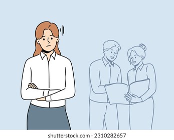 Las trabajadoras descontentas se preocupan por que sus colegas hablen en segundo plano. Molesta mujer trabajadora enfadada, molesta con compañeros de trabajo en equipo. Ilustración vectorial. 