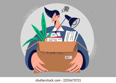 Un trabajador infeliz con una caja de pertenencias personales estresada con despido de oficina. Hombre molesto despedido del trabajo, carga documentos y papeleo. El trabajo sale. Ilustración vectorial. 