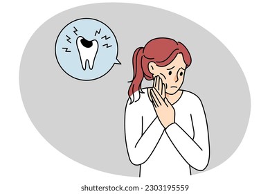 Una mujer enferma y desgraciada que tiene la mejilla sufre de dolor de dientes necesita tratamiento dental. Las chicas disgustadas luchan contra la caries dental o la enfermedad oral. Problema de odontología y cuidado oral. Ilustración vectorial.