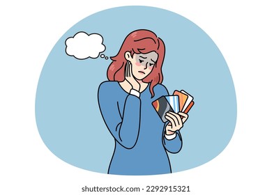 La mujer infeliz que tiene tarjetas de crédito se siente confundida con un préstamo bancario. Desconcertar a una clienta mujer con tarjeta de depósito con problemas de bancarrota o problemas financieros. Ilustración vectorial plana.