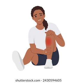 Niña negra no sana sentada en el suelo sufre de dolor de rodilla. Una mujer infeliz e indispuesta lucha con una lesión o un trauma en la pierna. Ilustración vectorial plana aislada sobre fondo blanco