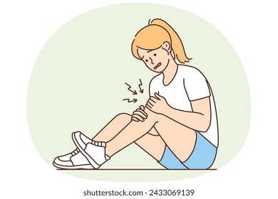 Chica insalubre sentada en el suelo sufre de dolor de rodilla. Una mujer infeliz e indispuesta lucha con una lesión o un trauma en la pierna. Ilustración vectorial.