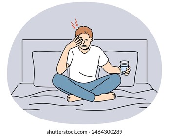 Hombre malsano sentado en la cama sufre de migraña sosteniendo un vaso de agua con la píldora. Hombre indispuesto lucha con dolor de cabeza de resaca tomar analgésicos medicamentos. Ilustración vectorial.