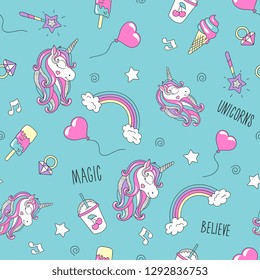 Einfarbiges und Flamingo-Muster auf lila Hintergrund. Farbiges trendiges, nahtloses Muster. Modeillustration im modernen Stil für Kleidung. Zeichnen von Kinderbekleidung, T-Shirts, Stoffen oder Verpackungen