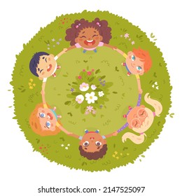 Unión de amigos de la escuela feliz bailan en círculo sobre la verde hierba de verano pradera de ilustración vectorial. Dibujo de niños jugando al ring, niños y niñas tomados de la mano, perspectiva desde arriba hasta abajo