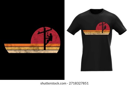 O design exclusivo da camiseta do homem de linha apresenta uma silhueta de um trabalhador em um poste de energia ao pôr do sol, com um texto em negrito de 'Lineman: The Man, The Myth, The Legend'. Perfeito para trabalhadores de linho e elétricos.