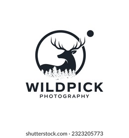 Combinación de logotipo único de ciervo, lente y bosque. Es adecuado para empresas fotográficas.