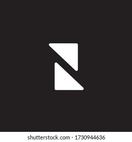logotipo N único y combinación de triángulos modernos y sencillos