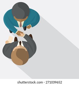 Perspectivas únicas de dos empresarios dándose la mano al hacer un trato o un acuerdo.