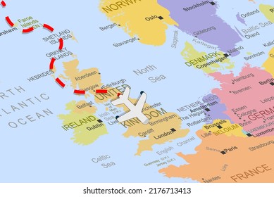 Reino Unido con avión y línea discontinua en el mapa de europa, cerrar el Reino Unido, concepto de vacaciones y viaje por carretera, destino fijado, idea de viaje, mapa colorido con icono de ubicación, vista superior