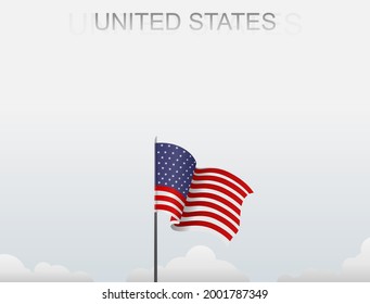 La bandera de los Estados Unidos flamea en un poste que se alza bajo un cielo blanco