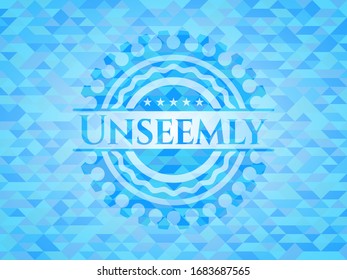 Unscheinbar hellblaues Emblem mit dreieckigem Mosaikhintergrund