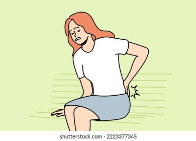 Joven infeliz sentada en un banco luchando con dolor de espalda. Las mujeres enfermas sufren de dolor de espalda o reumatismo. Ilustración vectorial. 