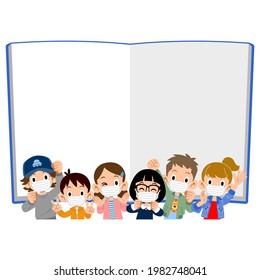 Der Oberkörper und Notebooks von energetischen Kindern mit Masken