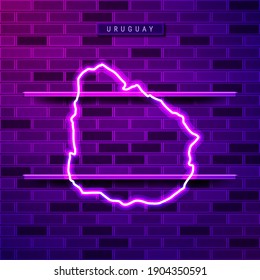 Mapa uruguayo de luz de neón brillante. Ilustración vectorial realista. Placa de nombre de país. Muro de ladrillo morado, resplandor violeta, portaobjetos metálicos.