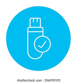 Icono de línea de unidad flash USB para web, móvil e infografías. Icono de blanco vector en el círculo azul claro aislado en fondo blanco.